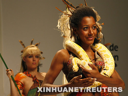 西班牙另类时装表演 T台美女“与蛇共舞”[组图]