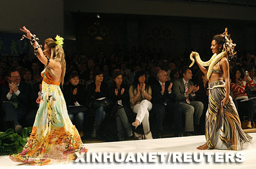 西班牙另类时装表演 T台美女“与蛇共舞”[组图]
