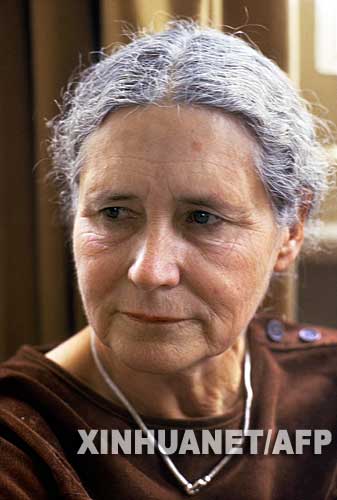 瑞典皇家科学院10月11日宣布，英国女作家多丽丝·莱辛获得2007年诺贝尔文学奖。这是1984年11月多丽丝·莱辛在其位于英国伦敦寓所拍摄的资料照片。