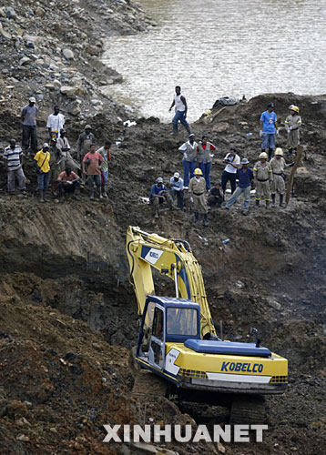 哥伦比亚一金矿坍塌 30多人死伤10多人被困[组图]