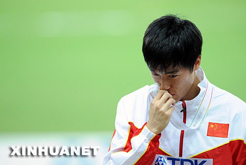 9月1日，中国选手刘翔在男子110米栏颁奖仪式上亲吻奖牌。