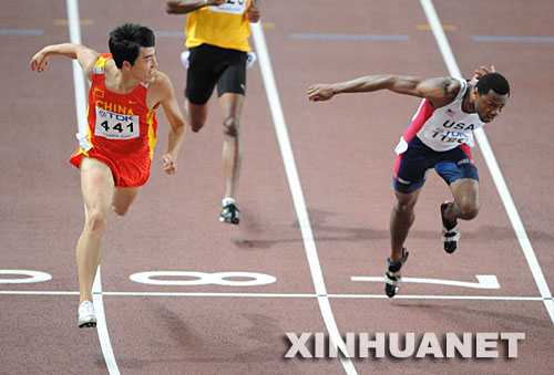 资料图片：8月31日，中国选手刘翔（左）在田径世锦赛男子110米栏决赛中，以12秒95的成绩夺得冠军。