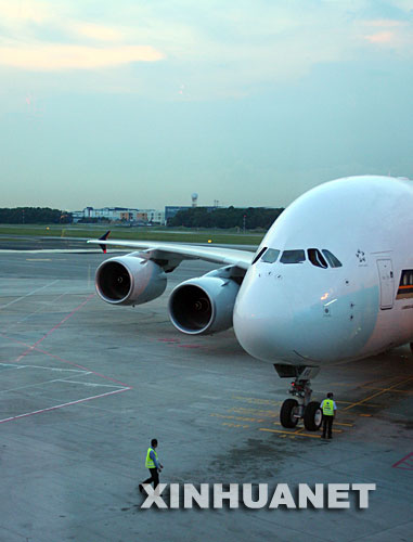 10月17日傍晚，全球首架交付到客戶手中的A380客機降落在新加坡樟宜機場。在多等了18個月後，新加坡航空公司終於將這架全球最大客機迎接回家。該機將於25日從新加坡飛往澳大利亞雪梨，這將是A380客機的首次商業飛行。 新華社記者鄭曉奕攝 