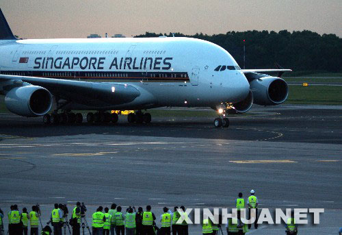 10月17日傍晚，全球首架交付到客戶手中的A380客機降落在新加坡樟宜機場。在多等了18個月後，新加坡航空公司終於將這架全球最大客機迎接回家。該機將於25日從新加坡飛往澳大利亞雪梨，這將是A380客機的首次商業飛行。 新華社記者鄭曉奕攝 
