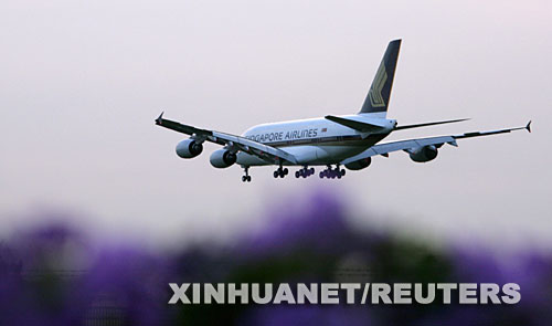 10月17日，交付新加坡航空公司的首架空客A380客機準備降落在新加坡樟宜機場。歐洲空中客車公司15日在法國圖盧茲向新加坡航空公司正式交付了全球首架空客A380客機，這比預定的交付日期推遲了18個月。根據計劃，這架“空中巨無霸”將於本月25日進行首次商業飛行，首航路線是從新加坡飛往雪梨。 新華社/路透 