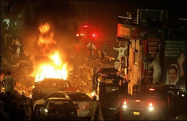 貝-布托回國所乘車輛附近爆炸200多人傷亡(圖)