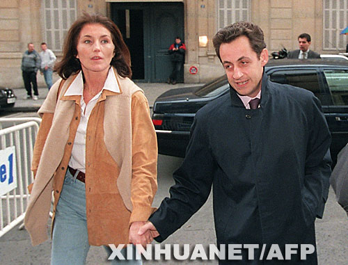 这是2001年8月12日拍摄的萨科齐与夫人在法国博勒度假的资料照片.