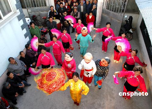 遍插茱萸饮菊酒 中国各地老人欢庆重阳节(图) 遍插茱萸饮菊酒 中国各地老人欢庆重阳节(图)