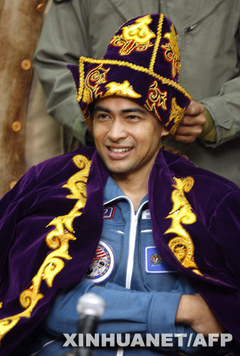 10月21日，在哈薩克北部地區，馬來西亞首位宇航員謝赫·穆扎法爾·舒庫爾穿上哈薩克傳統服裝。