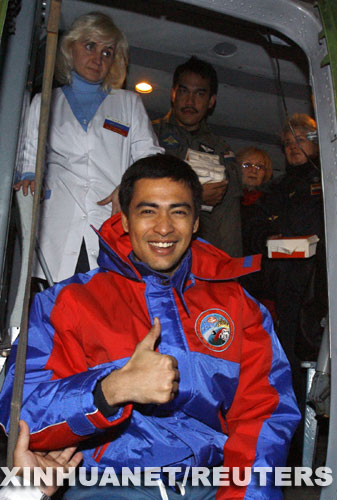 10月21日，在哈薩克北部地區，馬來西亞首位宇航員謝赫·穆扎法爾·舒庫爾被護送出直升飛機。