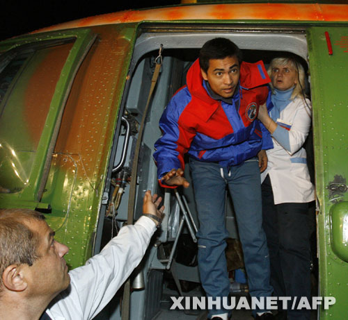 10月21日，在哈薩克北部地區，馬來西亞首位宇航員謝赫·穆扎法爾·舒庫爾走出直升機。