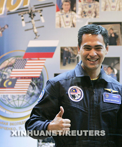 10月9日，在哈薩克境內的拜科努爾發射場，馬來西亞的首位宇航員謝赫·穆扎法爾·舒庫爾在新聞發佈會上接受採訪。按計劃，俄羅斯“聯盟ＴＭＡ－11”載人飛船將搭載謝赫·穆扎法爾·舒庫爾、俄羅斯宇航員馬連琴科和美國女宇航員惠特森在10日發射升空。 新華社/路透 