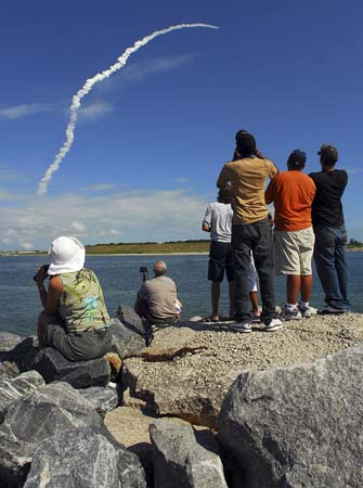 遊客從發射場遠處觀看“發現”號太空梭發射。