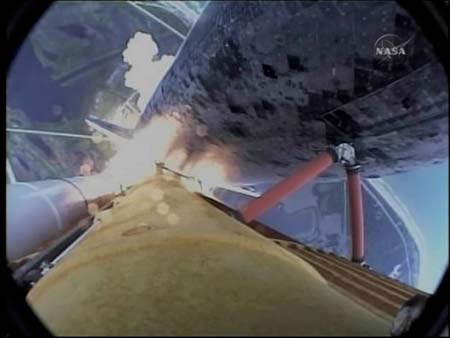 “發現”號太空梭自帶攝像頭拍攝畫面。