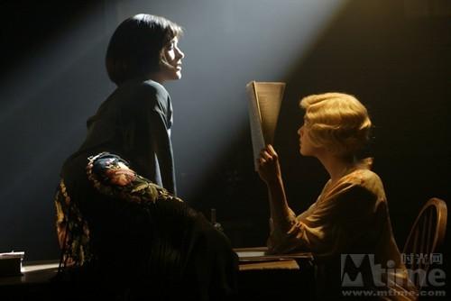 <em>姐妹情深 电影</em>中绝色诱人的双生姐妹花(组图) 