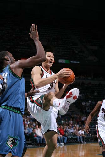 图说易建联征战NBA之路 号码三变 扬威密城