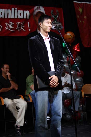 图说易建联征战NBA之路 号码三变 扬威密城