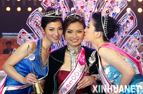 10月28日，在“2007亞洲小姐競選總決賽”上，獲得冠軍的張家瑩（中），亞軍崔智熹（右）與季軍孫辰領獎後亮相。
