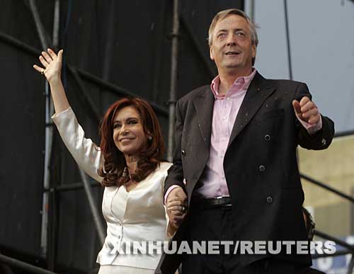 10月25日，在阿根廷首都布宜諾斯艾利斯，阿根廷執政黨總統候選人、現任總統夫人克裏斯蒂娜·費爾南德斯和丈夫、現任總統基什內爾一起向支援者致意。