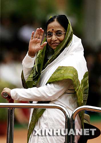 普拉蒂巴·帕蒂爾：印度總統。 帕蒂爾在2007年7月19日舉行的總統選舉中獲勝，是印度獨立60年來的首位女總統。 這是2007年7月25日，印度總統帕蒂爾在新德里參加就職儀式後檢閱軍隊。