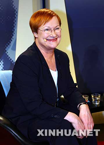 塔裏婭·哈洛寧：芬蘭總統。 哈洛寧2000年2月6日當選為芬蘭歷史上第一位女總統，3月1日宣誓就職，2006年3月連任。 這是2006年1月10日晚，哈洛寧在赫爾辛基媒體中心通過螢幕同選民進行對話。