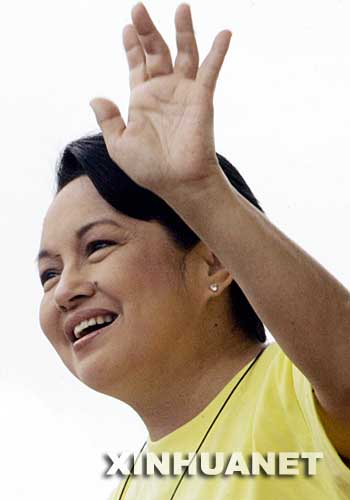 格洛麗亞·馬卡帕加爾·阿羅約：菲律賓總統。 阿羅約2001年1月就任菲律賓第14任總統，是該國歷史上第二位女總統，2004年6月連任。 這是2006年8月21日，菲律賓總統阿羅約在菲首都馬尼拉參加貝尼尼奧·阿基諾遇刺身亡23週年紀念儀式。 