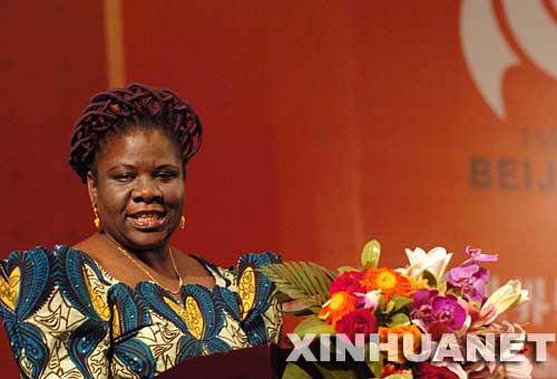 路易莎·迪奧戈：莫三比克總理。 迪奧戈2004年2月就任莫三比克首位女總理，2005年2月連任。 這是2005年8月31日，莫三比克總理迪奧戈在北京舉行的紀念第四次世界婦女大會十週年會議閉幕式上致辭。
