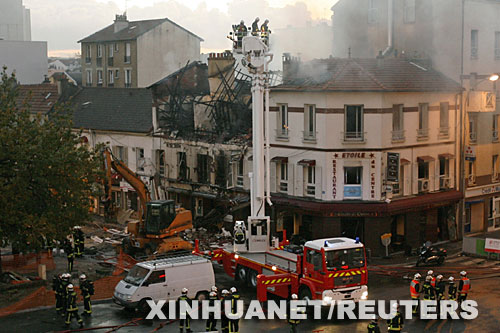 10月30日，在法国巴黎东北部的邦迪，消防人员在一处燃气爆炸事故现场救援。巴黎城郊当天发生燃气管道爆炸事故，引发建筑物起火，造成至少1人死亡、42人受伤。 新华社/路透