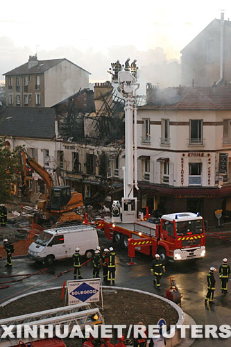 10月30日，在法國巴黎東北部的邦迪，消防人員在一處燃氣爆炸事故現場救援。巴黎城郊當天發生燃氣管道爆炸事故，引發建築物起火，造成至少1人死亡、42人受傷。