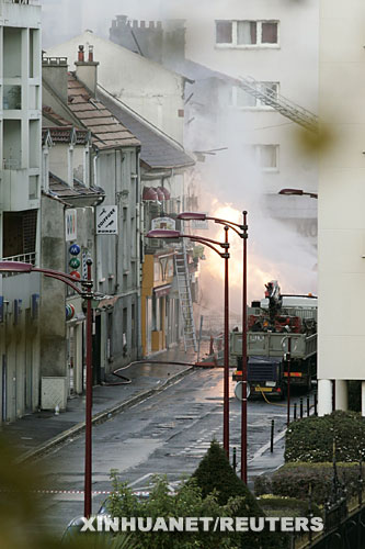 10月30日，消防車在法國巴黎城郊的爆炸現場滅火。當日，巴黎城郊發生燃氣管道爆炸事故，引發建築物起火，造成至少1人死亡、42人受傷。