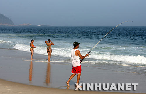 10月30日，一名男子在巴西里約熱內(nèi)盧的海灘釣魚。盡管這里還處在春季，但溫暖舒適的天氣使得當(dāng)?shù)鼐用褚呀?jīng)提前享受到充滿陽光的海灘生活。