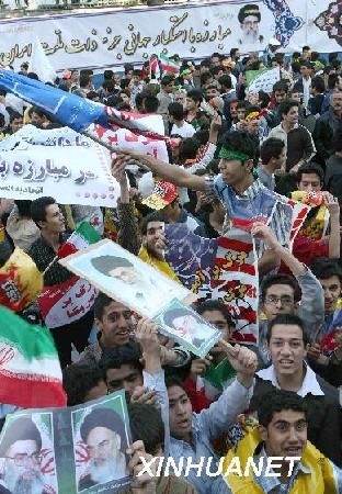 11月4日，在伊朗首都德黑兰，伊朗群众在曾被占领的前美国大使馆外参加游行示威。