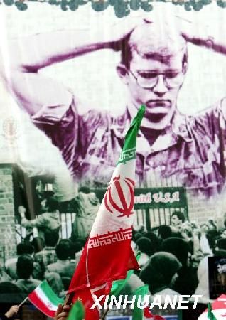 11月4日，在伊朗首都德黑兰，伊朗民众在当年的人质画像前举行游行示威，纪念占领美国使馆28周年。