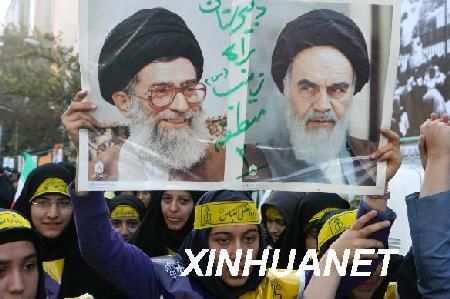 11月4日，在伊朗首都德黑兰，伊朗妇女在曾被占领的前美国大使馆外参加游行示威。