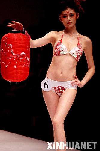 11月6日，模特在展示一款内衣。 当日，中国国际时装周2007中华内衣元素创新设计大赛在北京举行。 