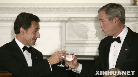 11月6日，美國總統布希（右）在白宮宴請到訪的法國總統薩科齊。當日，薩科齊抵達華盛頓，開始對美國進行正式訪問。 新華社發