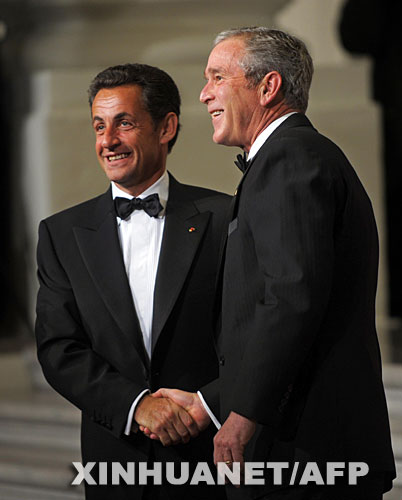 11月6日，美國總統布希（右）在華盛頓迎接到訪的法國總統薩科齊。當日，薩科齊抵達華盛頓，開始對美國進行正式訪問。 