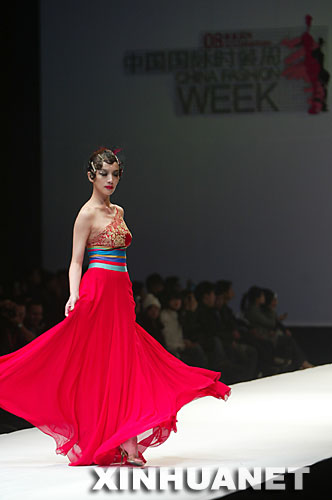 11月7日，模特在展示潘黛丽时装作品。