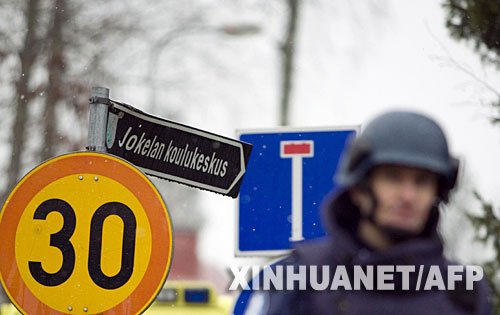 11月7日，一名警察在芬兰首都赫尔辛基以北60公里处的一所中学附近警戒。