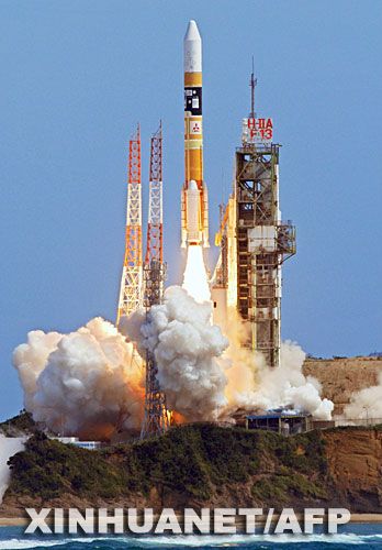 日本東京時間9月14日10時31分（北京時間9時31分），日本“月亮女神”繞月探測衛星搭乘H2A-13火箭從日本南部種子島宇宙中心順利升空，開始了它為期一年的探月之旅。 新華社/法新