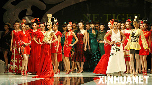11月3日，模特在展示华服。当日，第十一届中国国际时装周（2008春夏系列发布）在北京饭店金色大厅举行新款高级华服发布会。