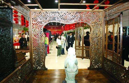 参观：估价千万的黄花梨床 70万的轻型飞机
