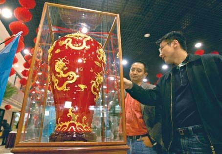 参观：估价千万的黄花梨床 70万的轻型飞机