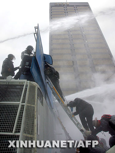11月11日，韩国防暴警察在首都首尔向示威者喷水。
