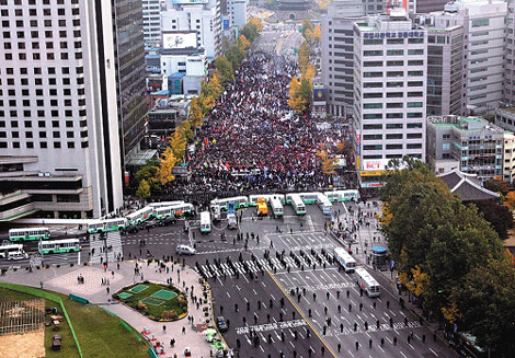 11月11日，南韓數萬人在首都示威，引發大規模衝突