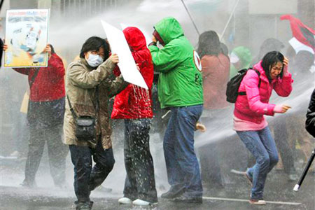 11月11日，首爾，警察用水炮驅散示威人群
