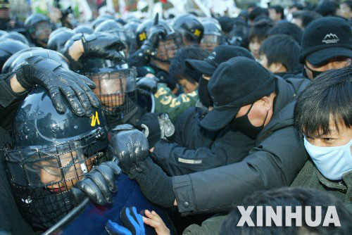 11月29日，南韓示威者在首都首爾街頭與防暴警察發生衝突。當日，數千名南韓民眾在首爾舉行示威遊行，反對韓美自由貿易協定。 新華社記者李拯宇攝 