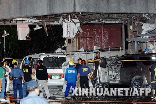 11月13日，菲律賓首都馬尼拉的眾議院大樓發生爆炸後，警方調查人員在爆炸現場附近檢查。新華社/法新
