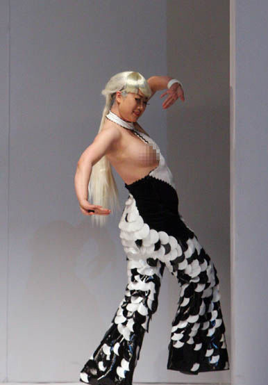 酷我_娱乐八卦吧_<em>芙蓉姐姐</em>T台走光 设计师下跪