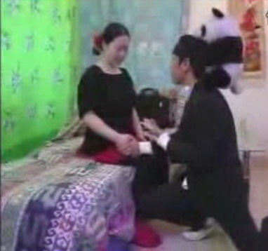 酷我_娱乐八卦吧_<em>芙蓉姐姐</em>T台走光 设计师下跪